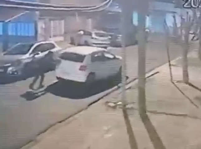 VIDEO | Intentaron robar un auto en Villa Luzuriaga, no pudieron arrancarlo y lo abandonaron