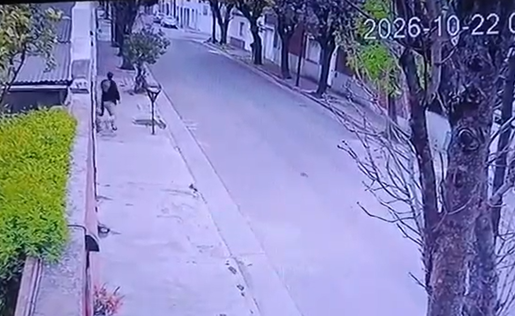 Video | Entró a una casa por la puerta principal y robó 300.000 pesos: lo delataron las cámaras