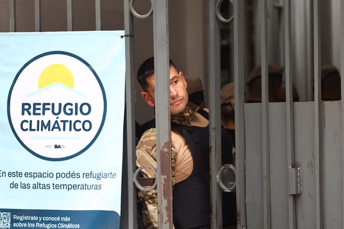 El video del policía tomado de rehén por presos en una alcaidía porteña